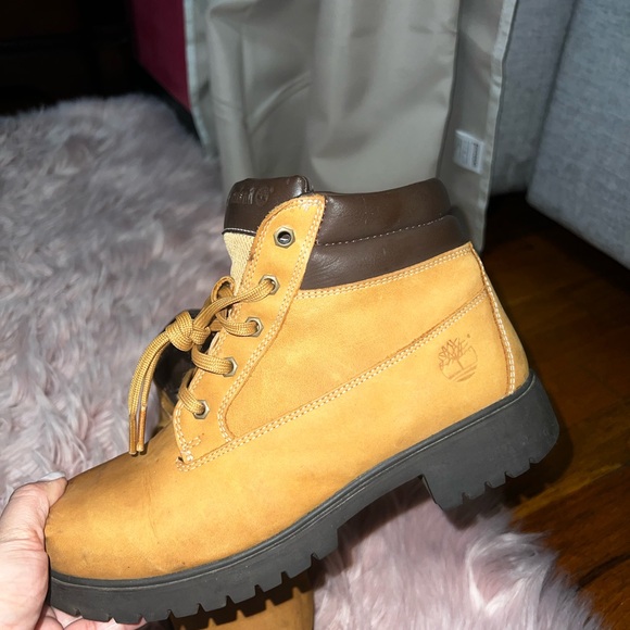 Vintage Woman’s leathered Timberland boots - Picture 6 of 8